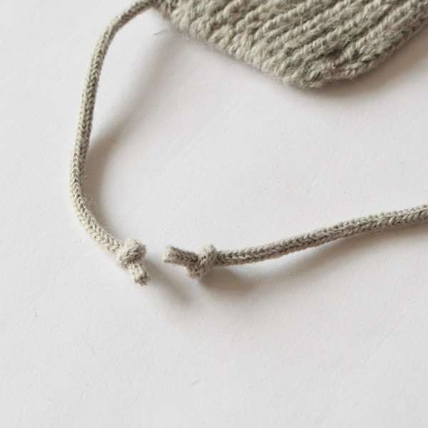 ちょこんと垂れる紐も可愛らしいポイント(LT GRAY)