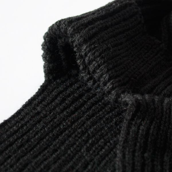 ハリと弾力があり、立体的なシルエット(BLACK)