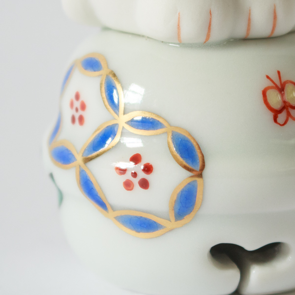 「別注七宝の花 左手」の鈴には、青い七宝の花