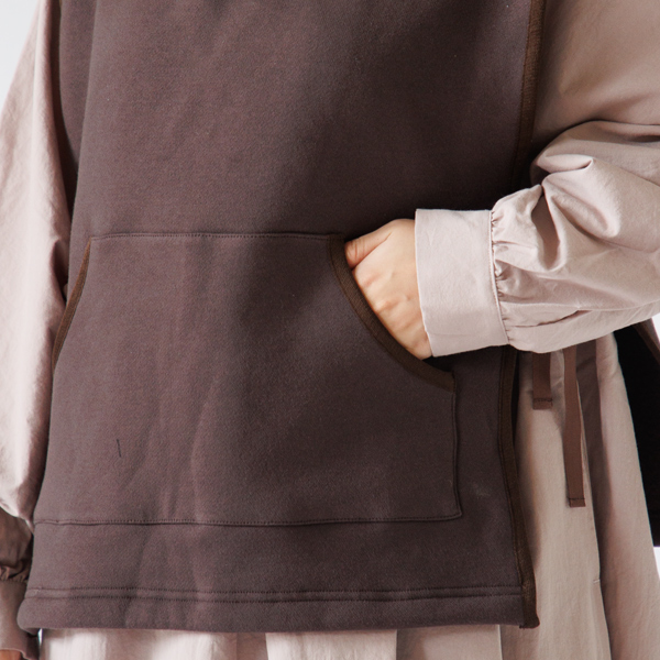 表のカンガルーポケットは裏返すとハンドウォーマーに(身長163cm・BROWN) 表のカンガルーポケットは裏返すとハンドウォーマーに(身長163cm・BROWN)