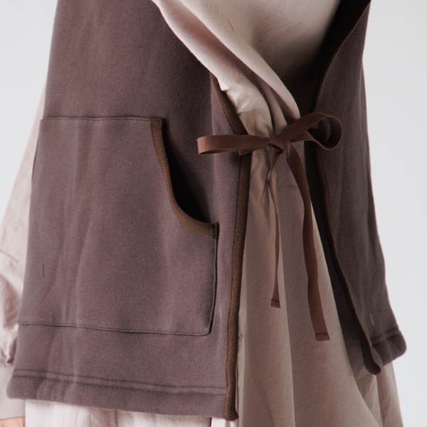 両脇のグログランテープでサイズ調整(身長163cm・BROWN) 両脇のグログランテープでサイズ調整(身長163cm・BROWN)