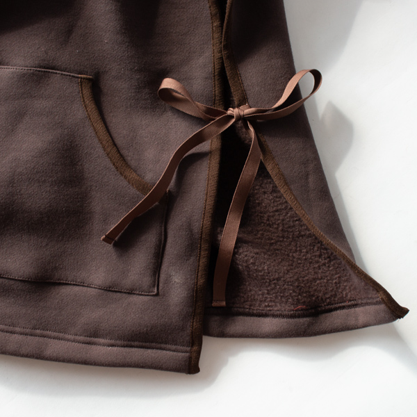 両脇のグログランテープでサイズ調整(BROWN) 両脇のグログランテープでサイズ調整(BROWN)