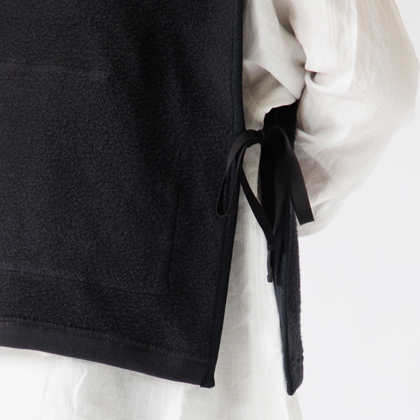 両脇のグログランテープでサイズ調整(身長163cm・BLACK) 両脇のグログランテープでサイズ調整(身長163cm・BLACK)