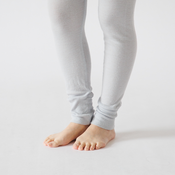 裾を弛ませて穿くのもおすすめ(身長163cm・GREY) 裾を弛ませて穿くのもおすすめ(身長163cm・GREY)