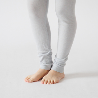 裾を弛ませて穿くのもおすすめ(身長163cm・GREY) 裾を弛ませて穿くのもおすすめ(身長163cm・GREY)