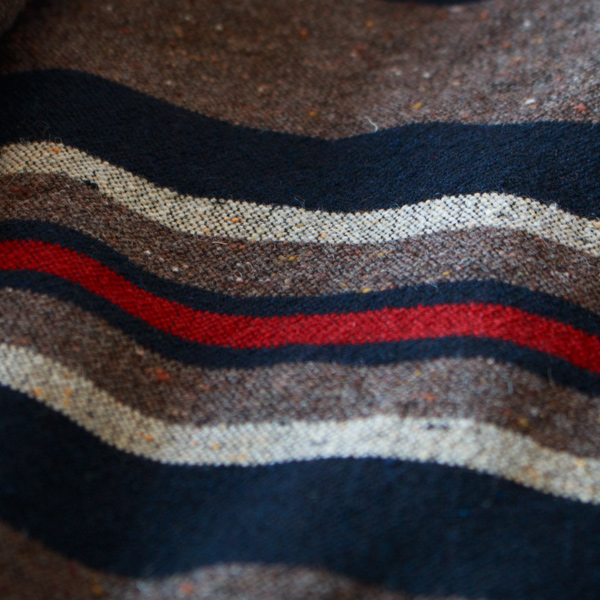 裏地には保温性に優れたウール混紡のボーダー柄ブランケット生地を採用