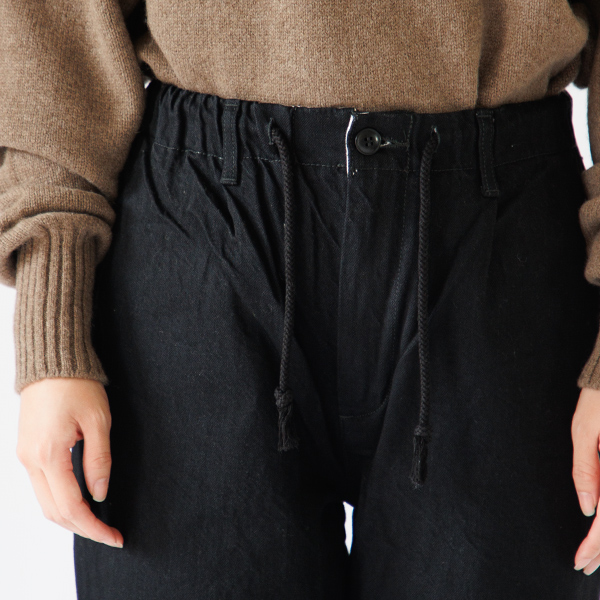 ウエストはゴム+ドローコードで調整(身長163cm・BLACK S)