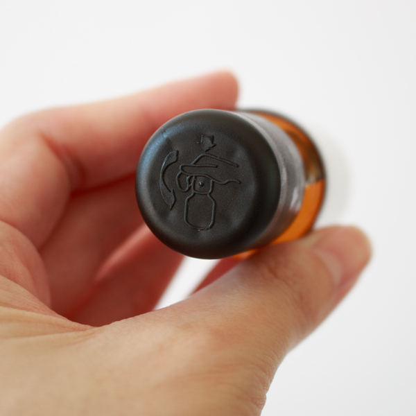 15mlのキャップは押しながら回すと開封できます 15mlのキャップは押しながら回すと開封できます