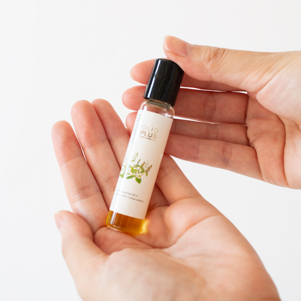 スリムなロールオンタイプは持ち歩きに便利 スリムなロールオンタイプは持ち歩きに便利