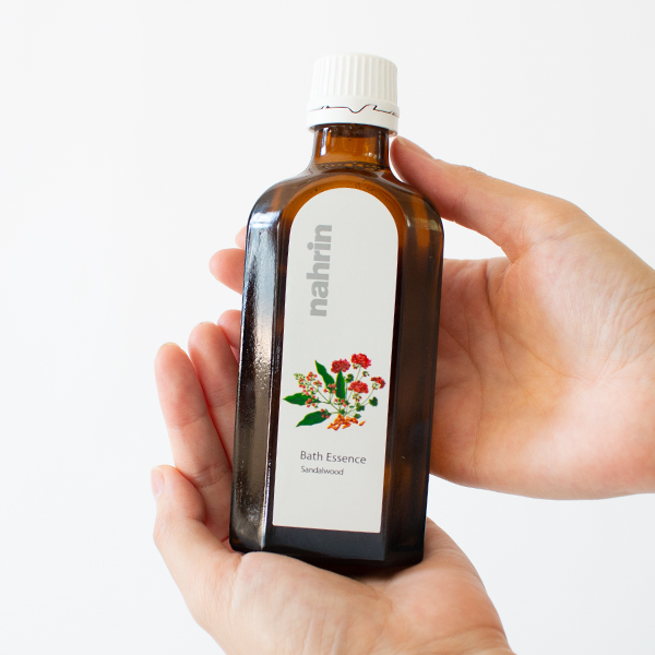 お湯を張ったバスタブにお好みで5-10mlを溶かしてお使いください お湯を張ったバスタブにお好みで5-10mlを溶かしてお使いください