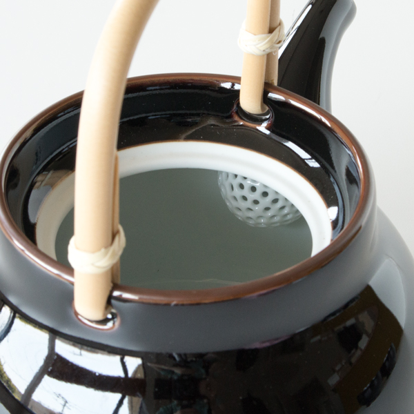 内側は白磁で仕上げており、入っているお茶の量がわかりやすくなっています。 内側は白磁で仕上げており、入っているお茶の量がわかりやすくなっています。