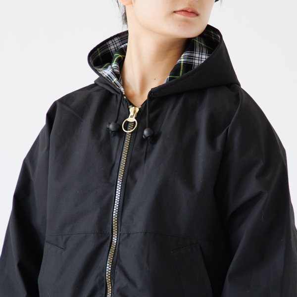 フードから見えるタータンチェックがかわいい