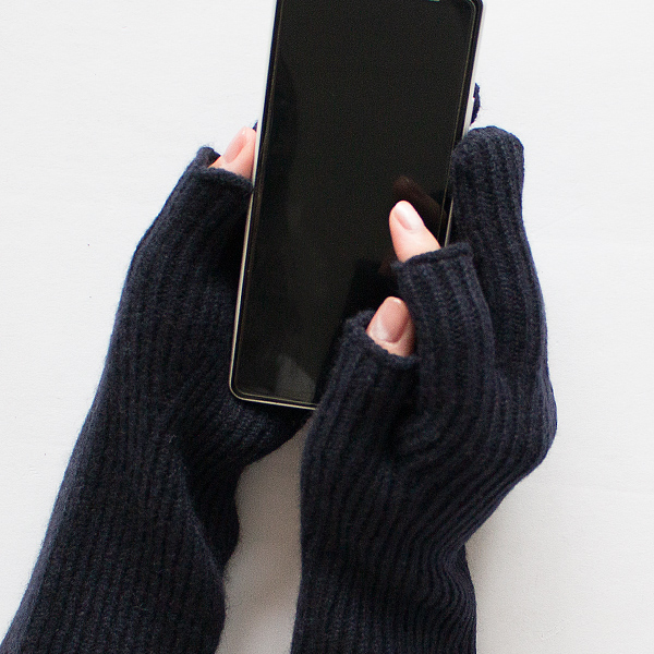 手袋を着用したままでスマホの操作が可能です。