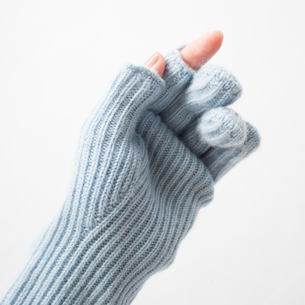 親指と人差し指が開いていて、機能性は抜群。(PALE BLUE)
