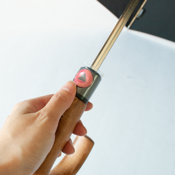 ワンタッチで中棒が伸びて開きます ワンタッチで中棒が伸びて開きます