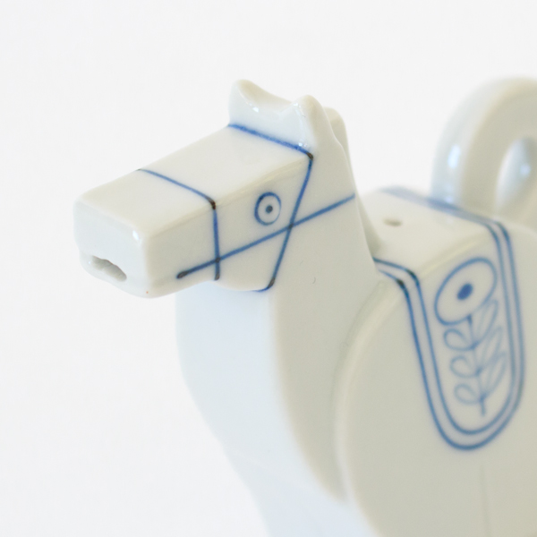 口から水を落とす作り。どこかとぼけた表情が愛らしいです 口から水を落とす作り。どこかとぼけた表情が愛らしいです