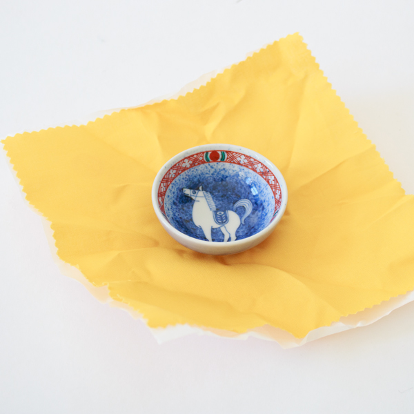 黄色い薄紙に包まれています 黄色い薄紙に包まれています