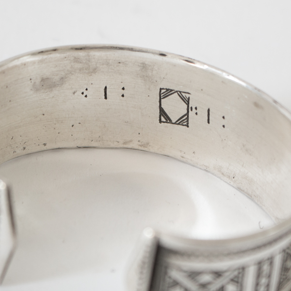 内側にも彫刻が入っています。(A6)