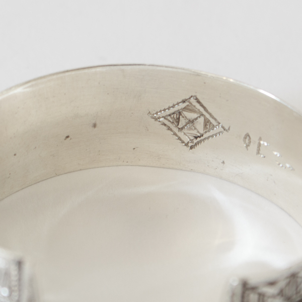 内側にも彫刻が施されています。（A7）