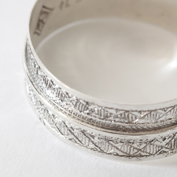 仕上げとなる彫刻は、深く彫り込むのではなく、表面に細い線を削り出す独自の技法です。（A7）