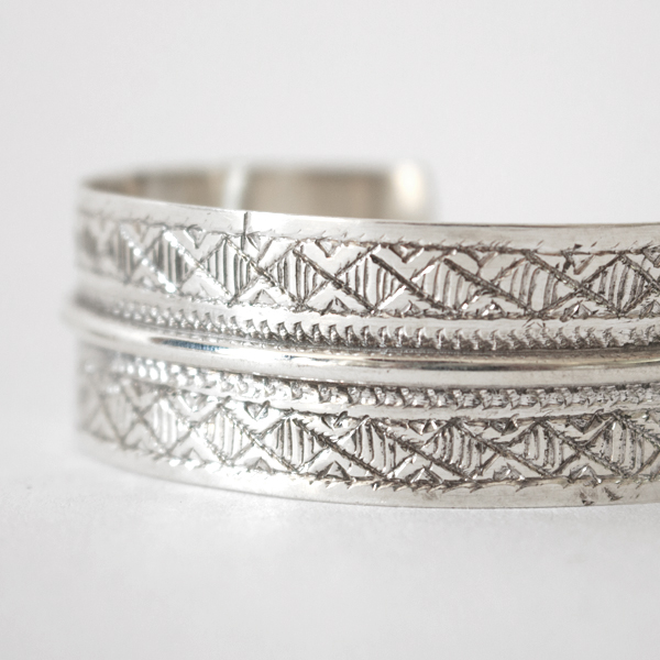 機械で刻んだ溝とは異なり、手の強弱や道具の微かな揺らぎがそのまま表情となる点も魅力です。（A7）