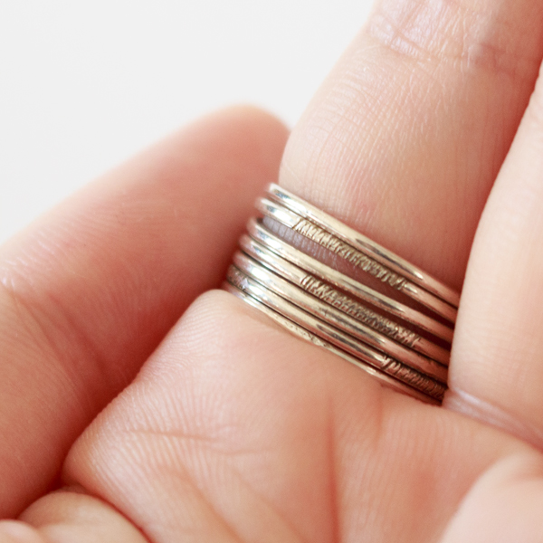 シンプルですがさりげなく彫刻が入っています。（BA27）