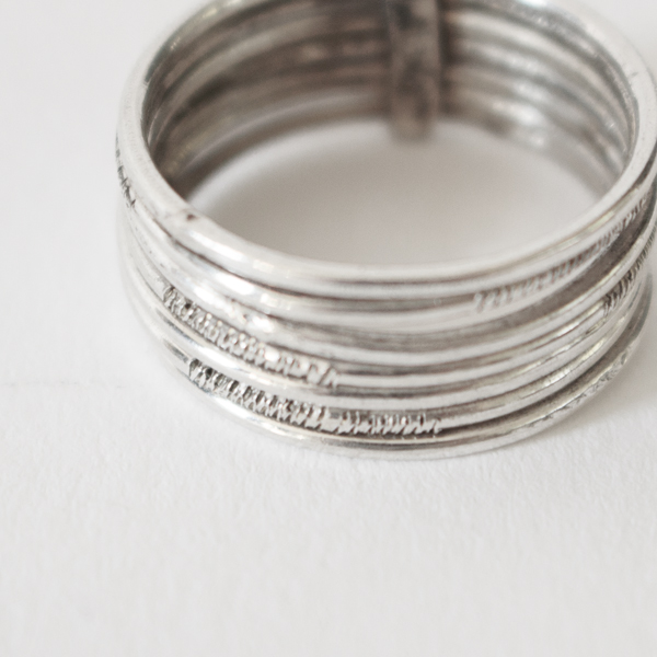 細いリング7本を束ねたようなデザイン。（BA27）