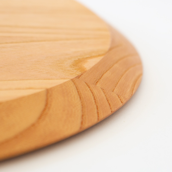 斜めにカッティングされていて持ちやすくなっています（丸）