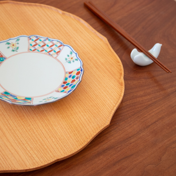 お盆としてだけでなく、料理をそのままのせて食器としても使えます