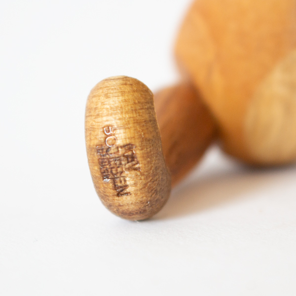 足裏にブランドの刻印が入っています。