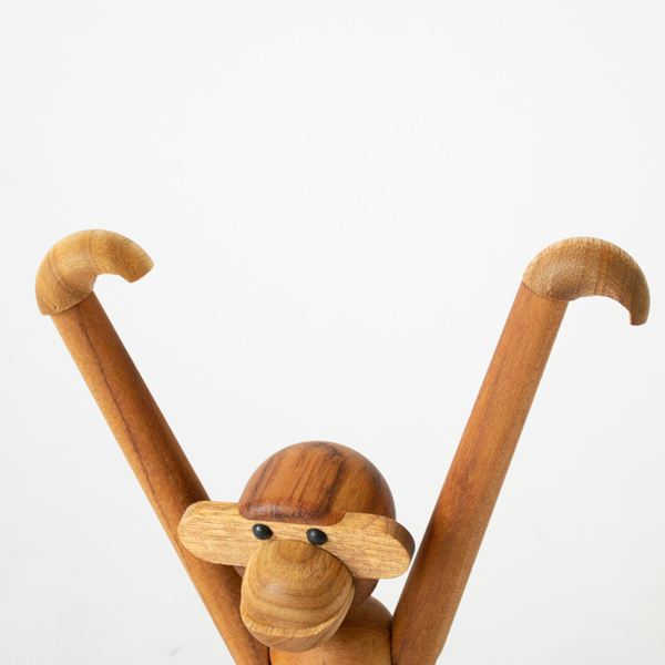 手には角度がついており、フックとしてもお使いいただけます。（衣類など重いものは掛けられません）