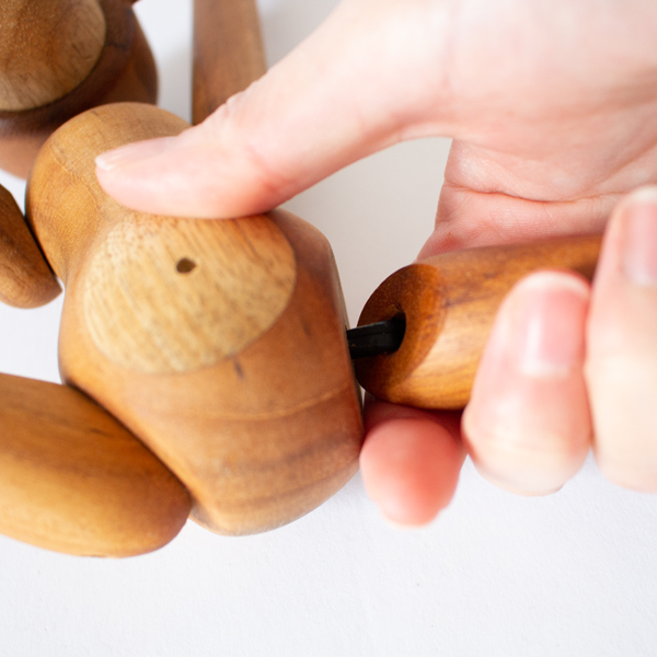 首・肩・股関節・手首・足首が可動します。