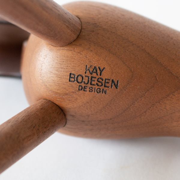 お腹にロゴ刻印があります。(ホース)