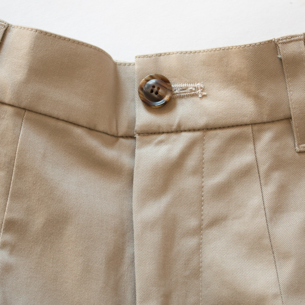 タックインするとボタンがワンポイントに(BEIGE) タックインするとボタンがワンポイントに(BEIGE)