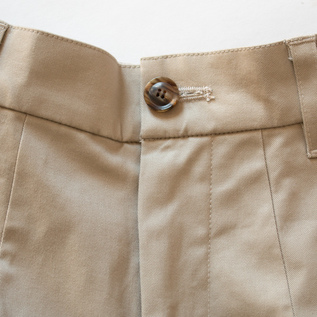 タックインするとボタンがワンポイントに(BEIGE) タックインするとボタンがワンポイントに(BEIGE)