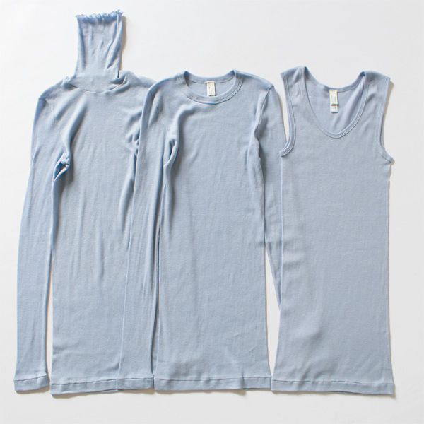 重ね着も楽しめる形違い。左からタートルネック、クルーネック、タンクトップ。 重ね着も楽しめる形違い。左からタートルネック、クルーネック、タンクトップ。