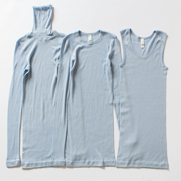 重ね着も楽しめる形違い。左からタートルネック、クルーネック、タンクトップ。 重ね着も楽しめる形違い。左からタートルネック、クルーネック、タンクトップ。