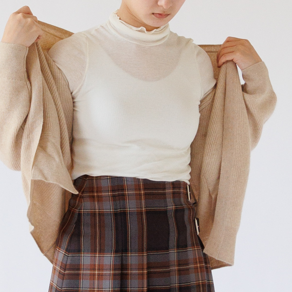 透けが気になる場合はリブクルータンクトップを重ねれば、洒落た抜け感に(VANILLA)