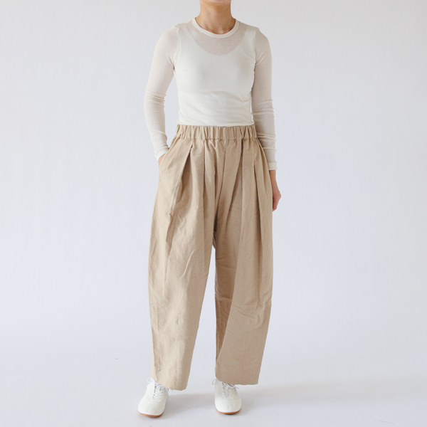 同色のリブクルータンクトップを下に重ねて(VANILLA) 同色のリブクルータンクトップを下に重ねて(VANILLA)