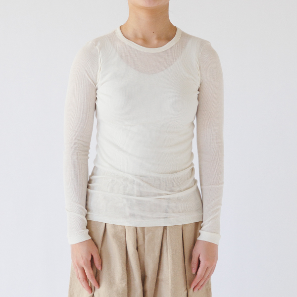 同色のリブクルータンクトップを下に重ねて(VANILLA) 同色のリブクルータンクトップを下に重ねて(VANILLA)