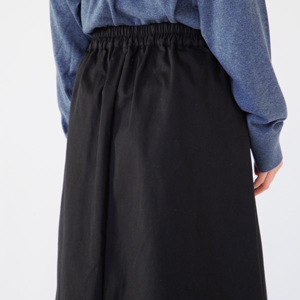 後ベルトのみゴム入りのギャザー仕様(身長163cm・BLACK)