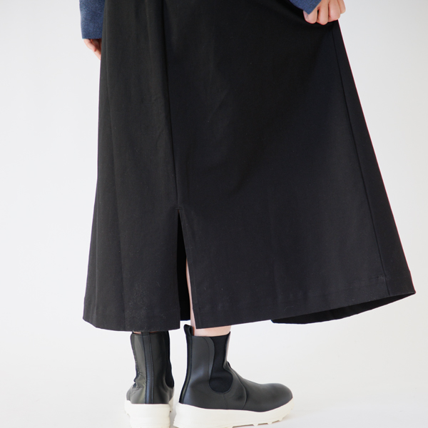 後中心にスリットがあります(身長163cm・BLACK)