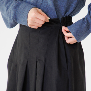 左脇にコンシールファスナーが付いているので楽に着脱可能(身長163cm・BLACK) 左脇にコンシールファスナーが付いているので楽に着脱可能(身長163cm・BLACK)