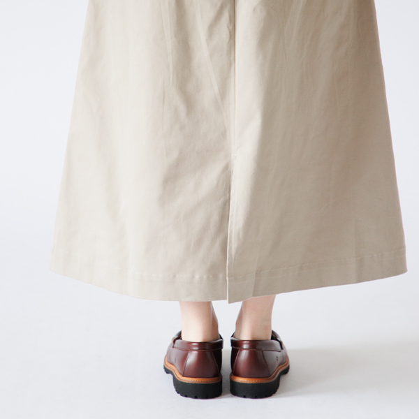 後中心にスリットがあります(身長163cm・BEIGE)