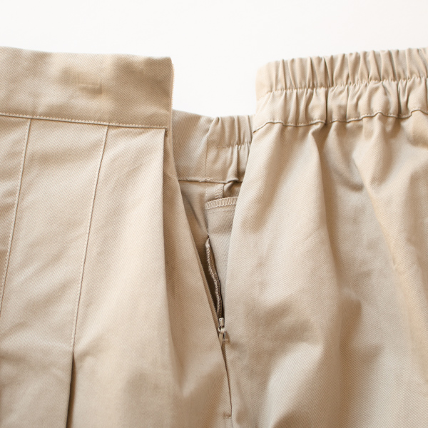 左脇にコンシールファスナーが付いているので楽に着脱可能(BEIGE)
