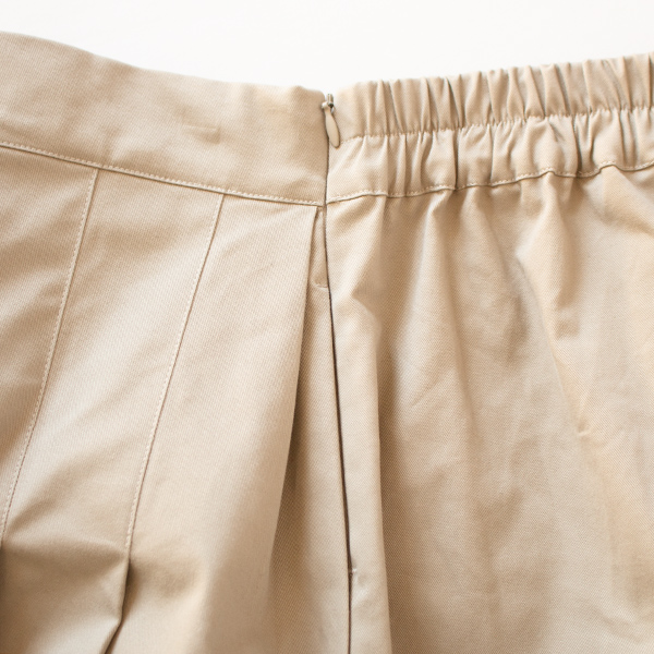 前はタック、後はギャザーのデザイン(BEIGE)