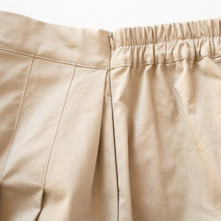 前はタック、後はギャザーのデザイン(BEIGE) 前はタック、後はギャザーのデザイン(BEIGE)