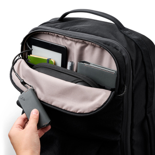 外側にはパスポートや鍵、小型タブレットなどを入れられるポケットを配置しています 外側にはパスポートや鍵、小型タブレットなどを入れられるポケットを配置しています