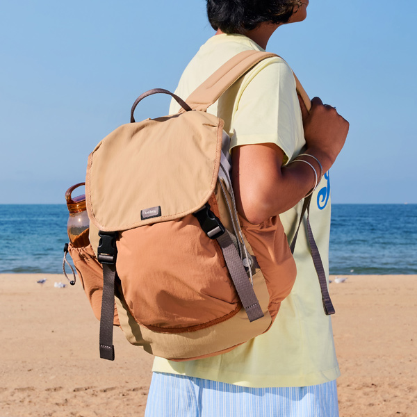 普段使いにはもちろん、アウトドアに、旅行にと幅広いシーンで重宝するバッグです。(Sand Dune)