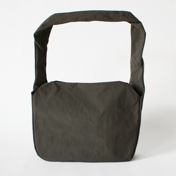 弱撥水シュリンクナイロンショルダーバッグ RONNNE S(CHARCOAL) 弱撥水シュリンクナイロンショルダーバッグ RONNNE S(CHARCOAL)